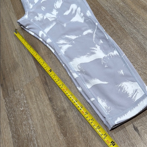 Lululemon Athletica Size 10 Gray and White High-Waisted Leggings - Picture 5 of 7